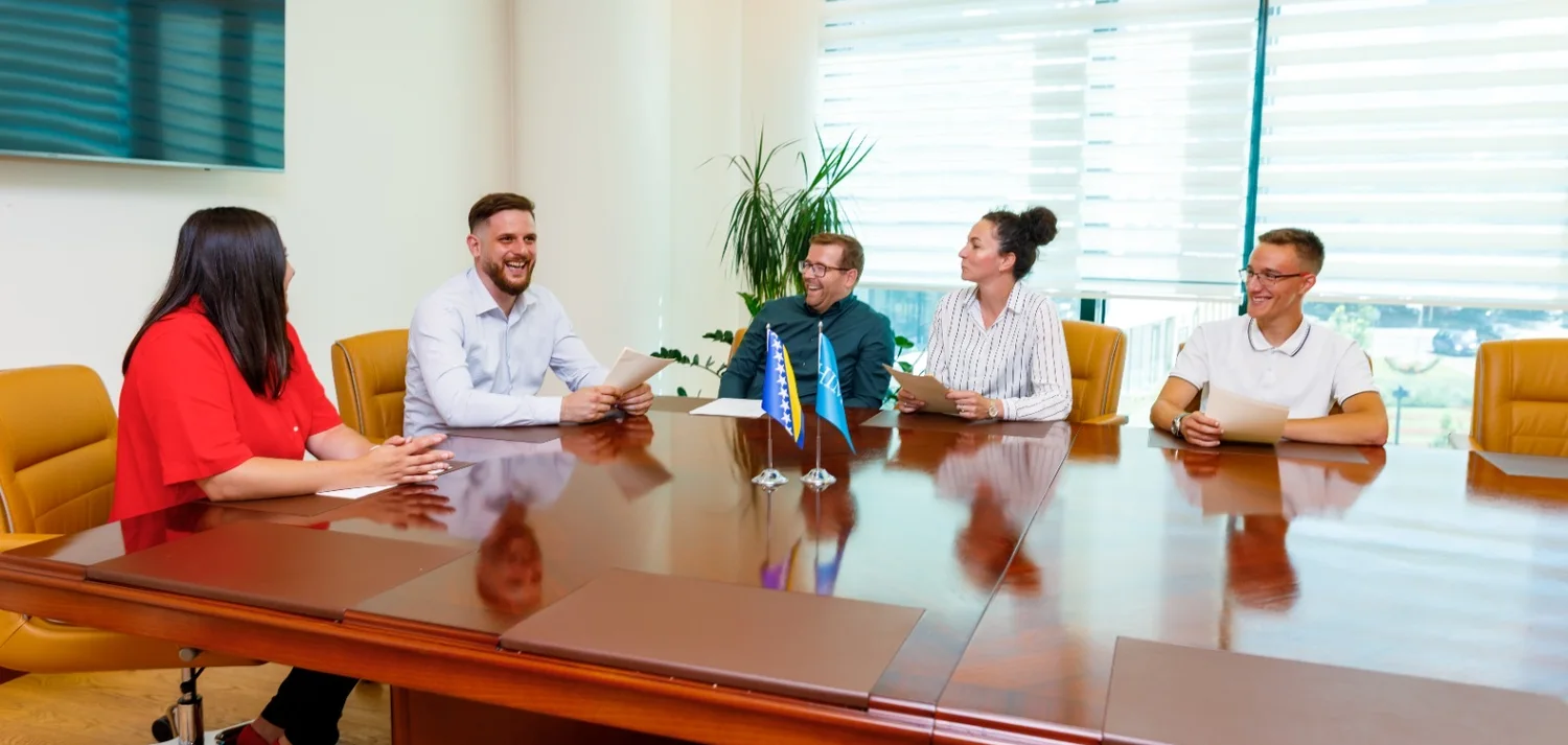 Das HIMZO-Team am Konferenztisch im Agram Center, Bihać
